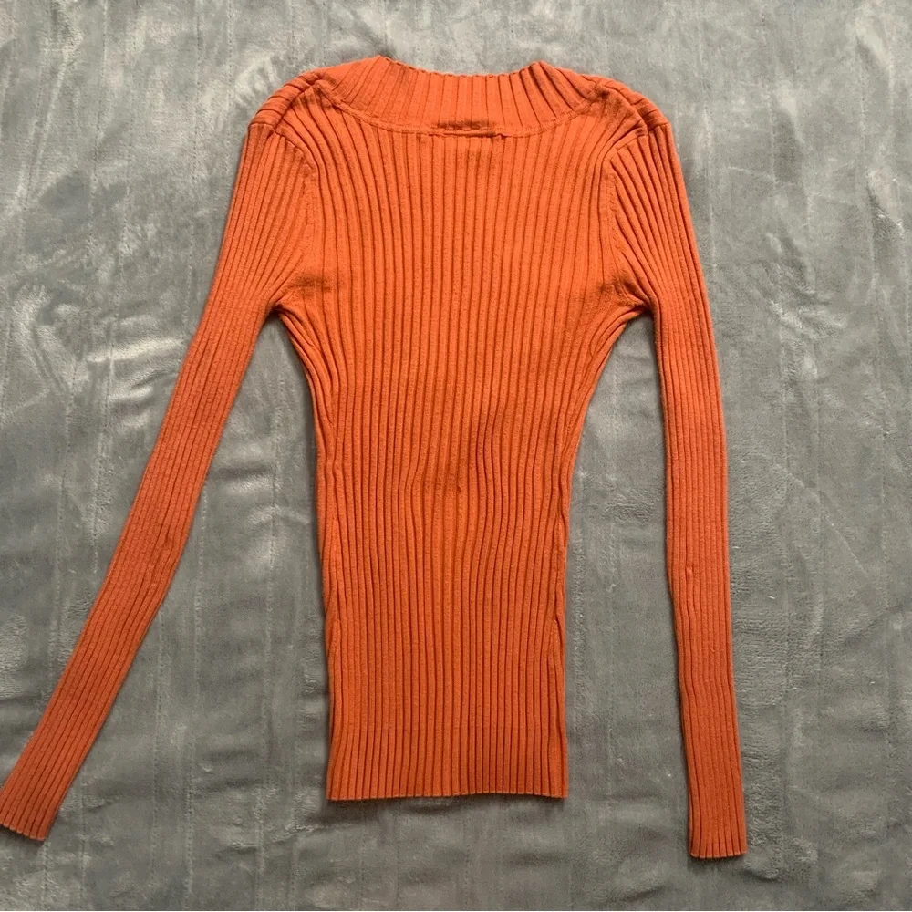 🎀Burnt Orange Ribbed V neck Sweater - Picture 2 of 9